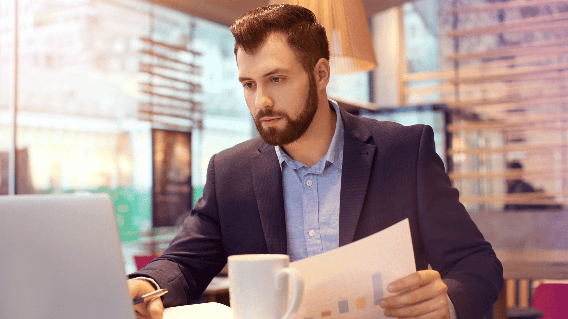 Un uomo che guarda un computer portatile con un diagramma del modello di business sullo schermo